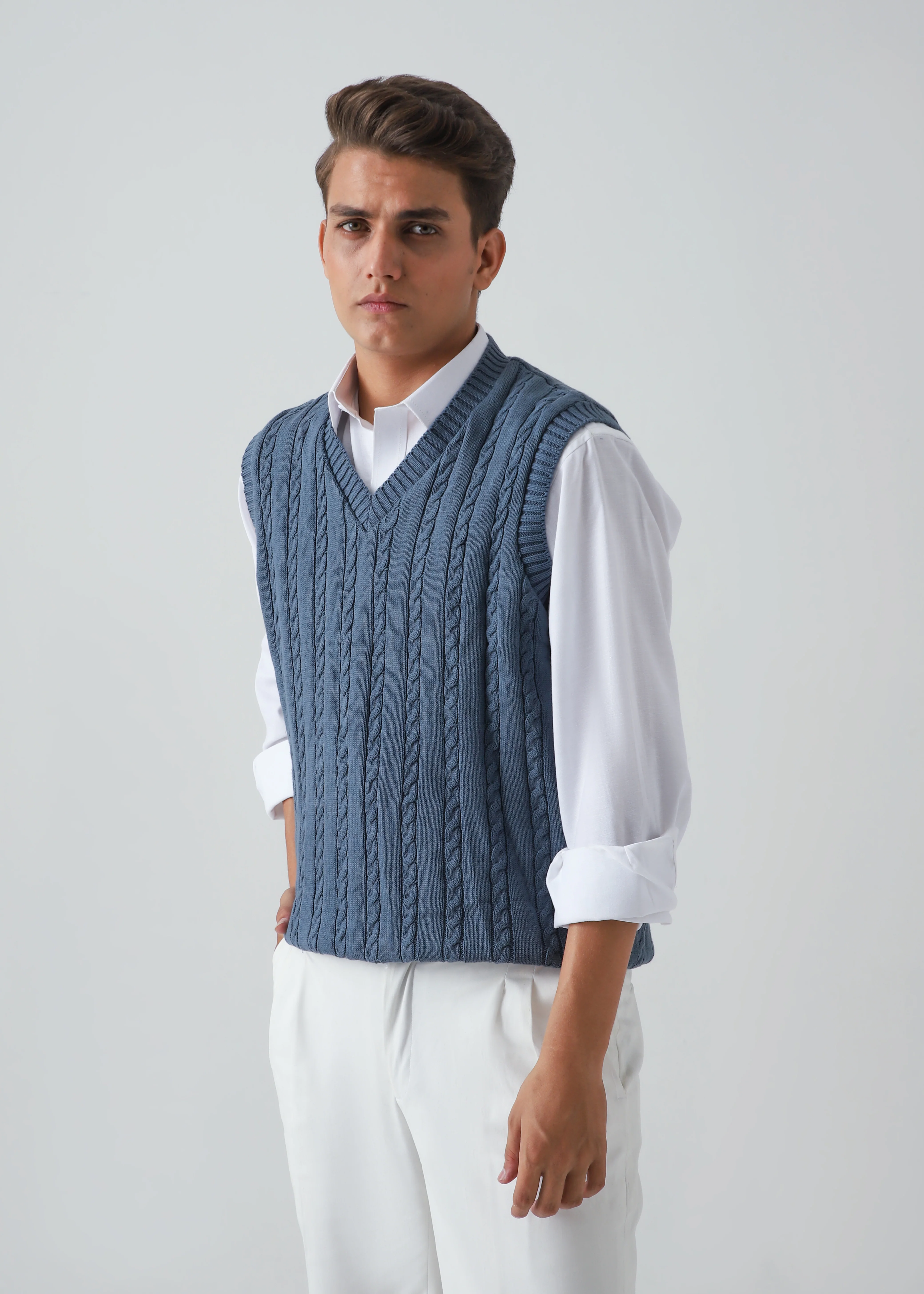 CABLE KNIT SLEEVELESS SWEATER - BLUE