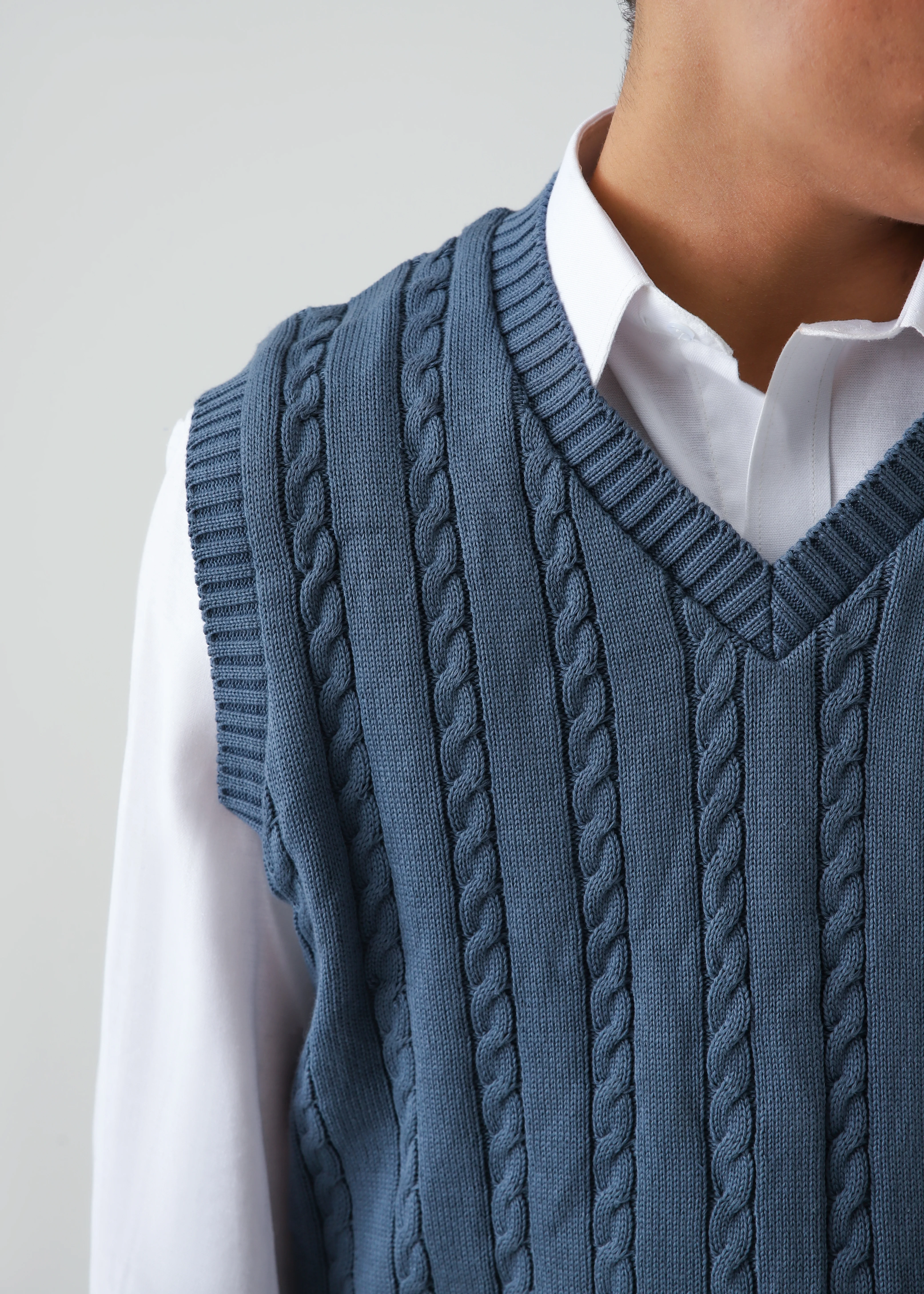 CABLE KNIT SLEEVELESS SWEATER - BLUE - Image 3
